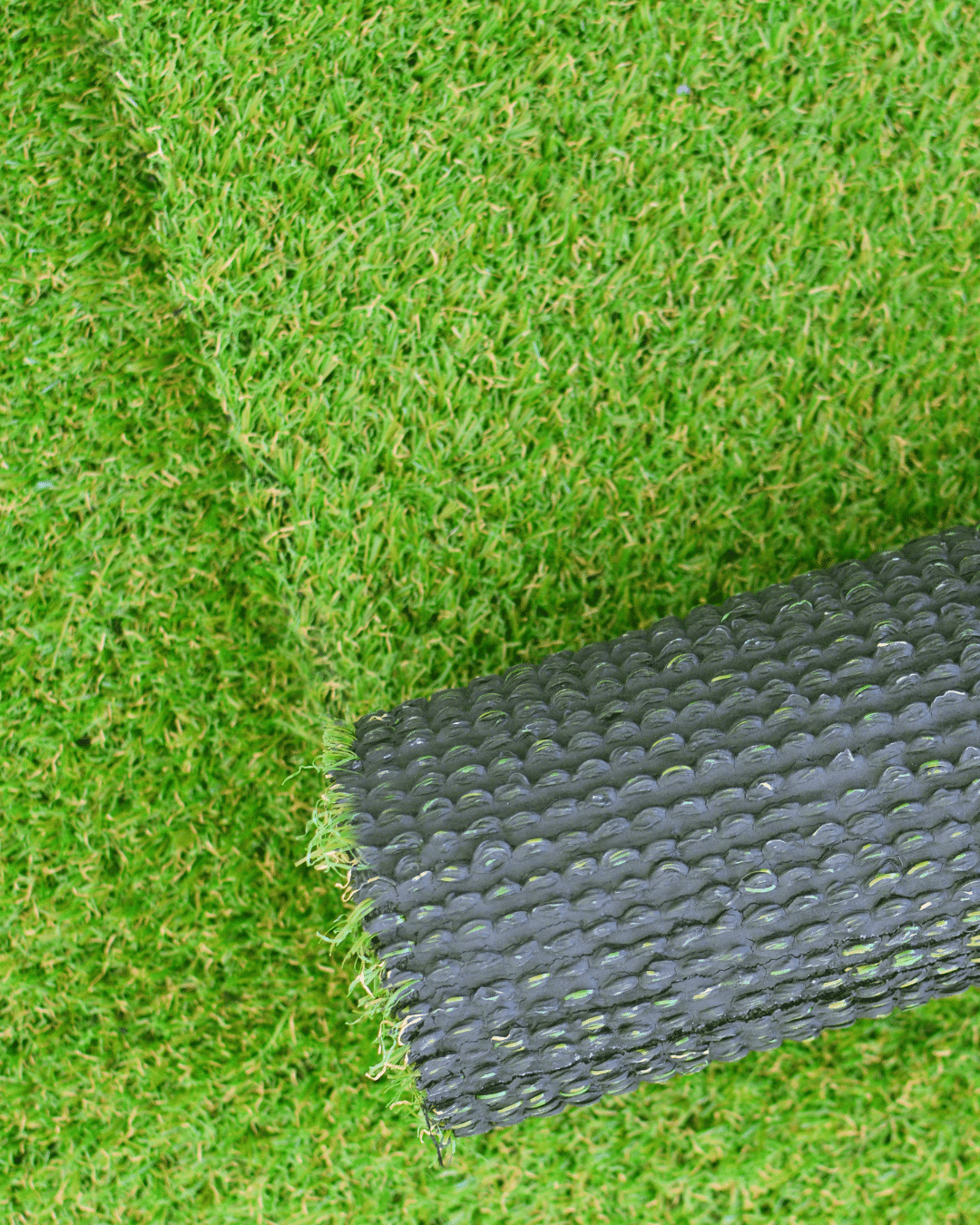 Close-up of Eagle Putt synthetic turf with visible backing